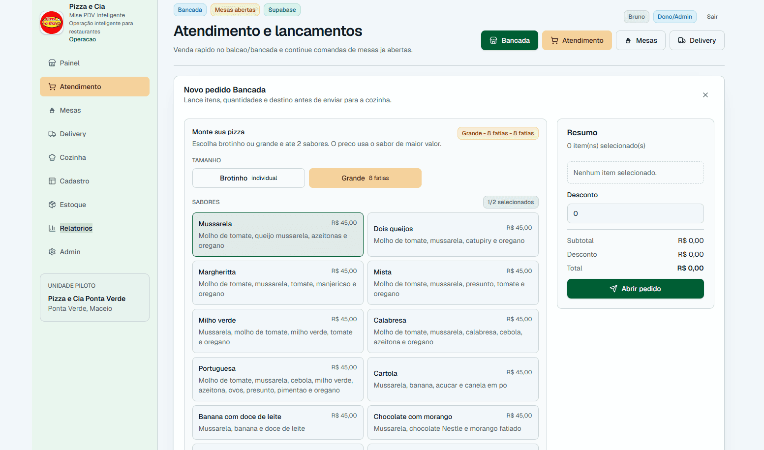 Mise atendimento de bancada lançando pedido com montagem de pizza, sabores, resumo e abertura de pedido.